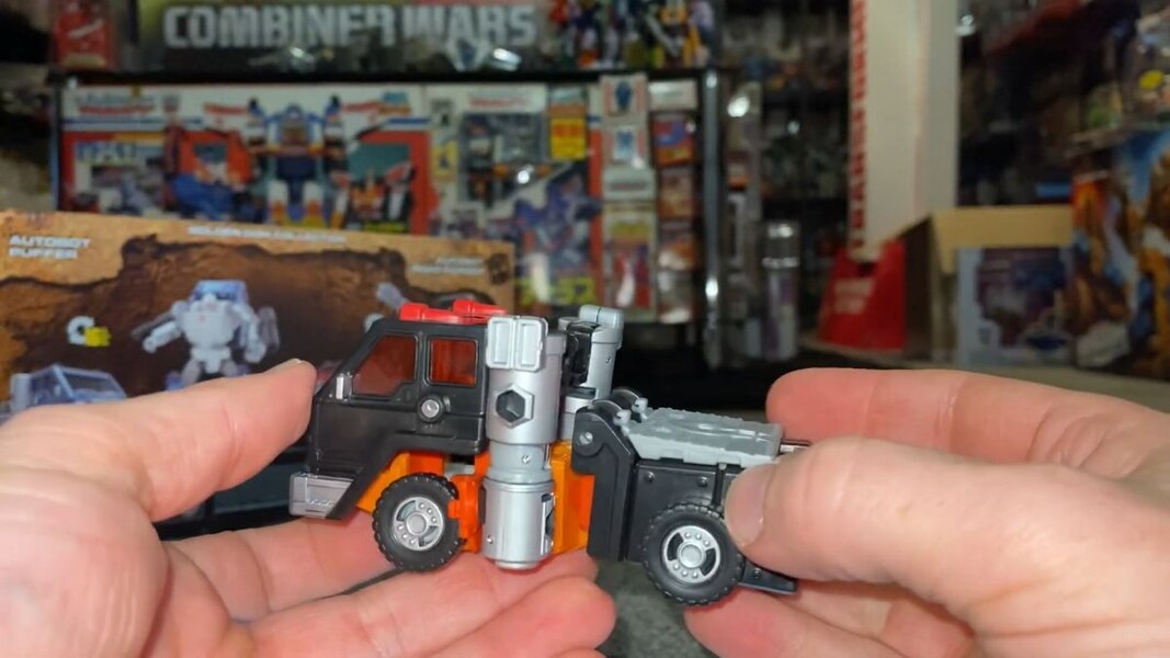 Transformers Golden Disk Puffer & Road Ranger In Hand Image  (18 of 53)